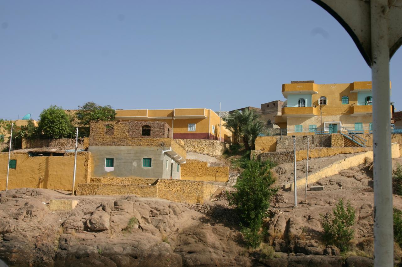 des maisons sur le bord du nil à Assouan