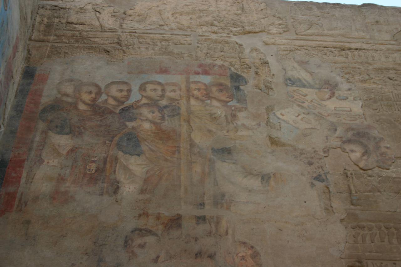 une frèsque romaine au dessus de scènes pharaonique, temple de louxor