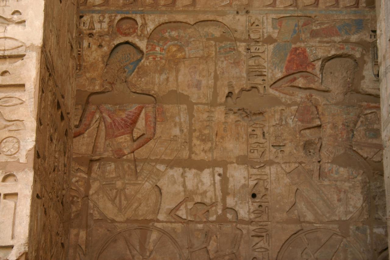 des fresques bien colorées dans le temple de Habou
