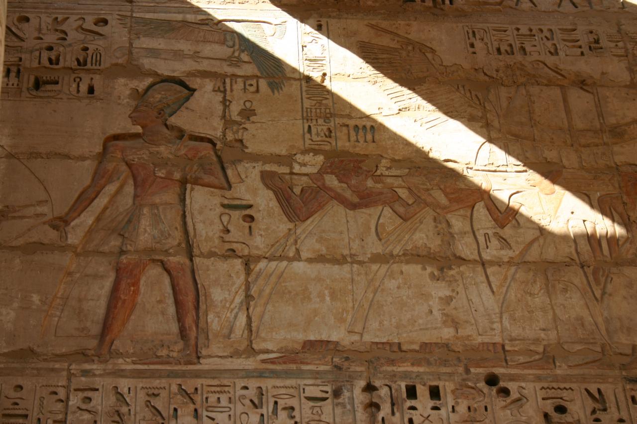 Ramsés lll dans le temple de Habou