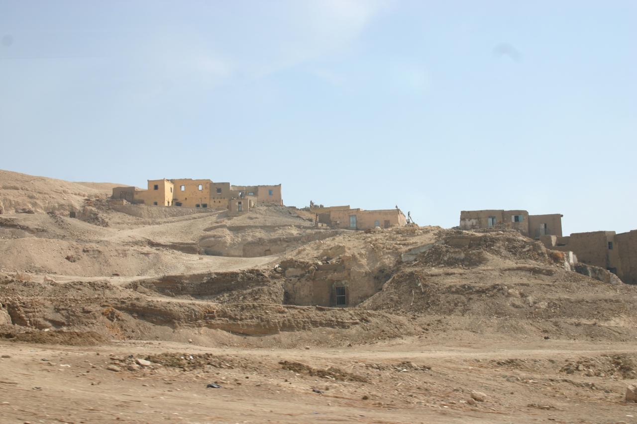 quelques maisons perchées sur la nécropole des nobles