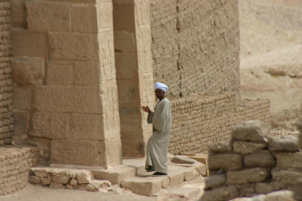 Un gardien, l'entrée de la chapelle de la déesse Hathor