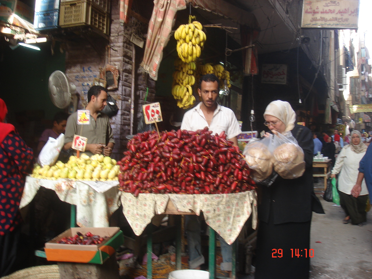 Dans le marché, dattes,gouyaves,bananes ..fruits égyptiens ..!!