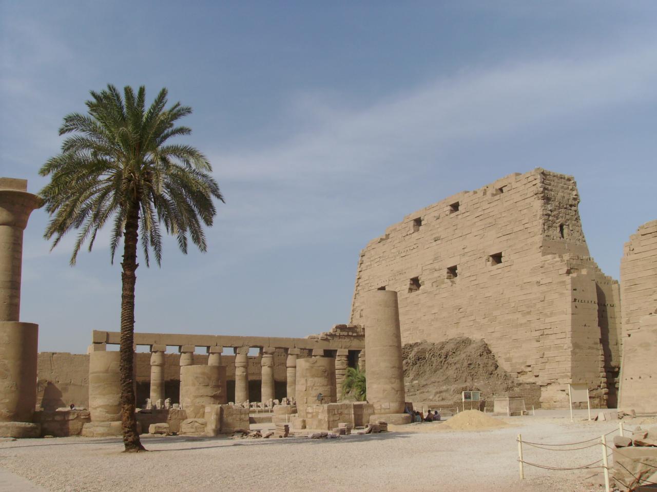 La cour à ciel ouvert du temple de karnak