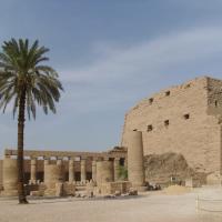 La cour à ciel ouvert du temple de karnak