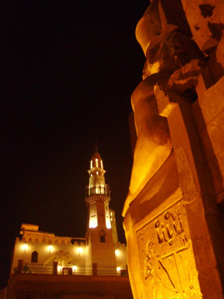 la façade du temple de louxor et la mosquée d'en face