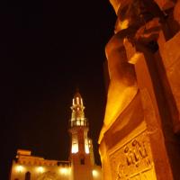 la façade du temple de louxor et la mosquée d'en face