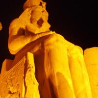 Ramsés 2 dans le temple de louxor