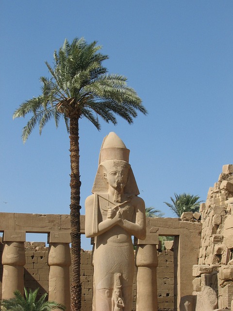 Statue de Ramsés 2 dans le temple de karnak